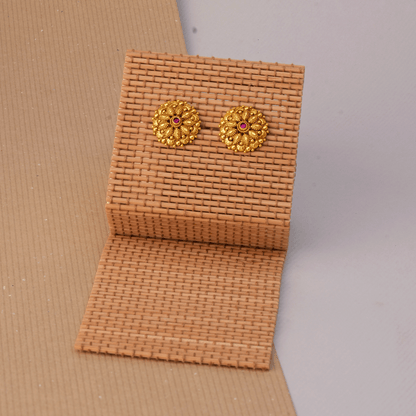 Crafted in antique gold-finish for a rich, traditional look